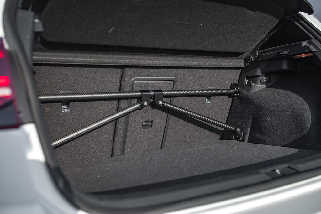 RacingLine MQB Carbon Heckverstrebung / Golf 7&8 / Leon III / Octavia III