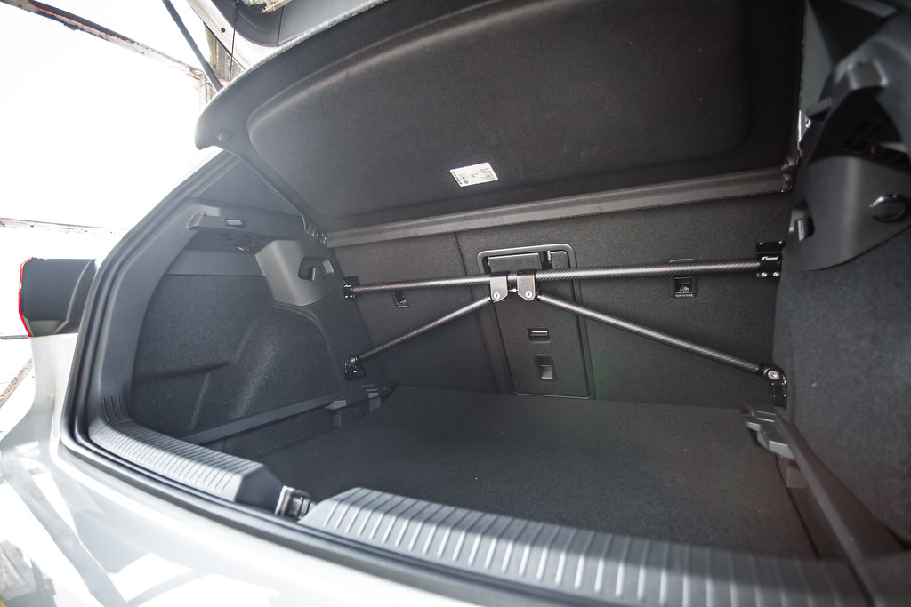 RacingLine MQB Carbon Heckverstrebung / Golf 7&8 / Leon III / Octavia III